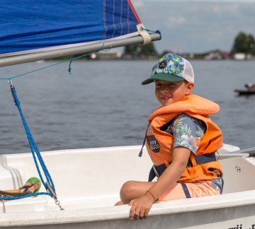 It Wiid - zeilen jongetje in optimist