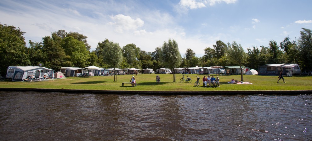 It Wiid - kamperen aan het water.jpg