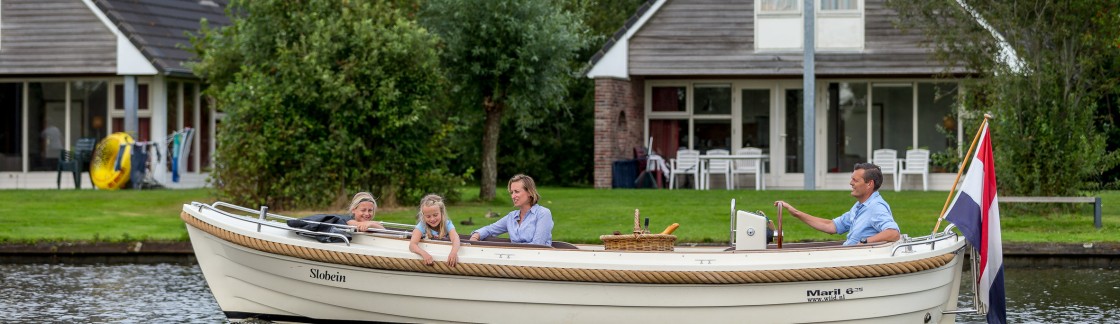 It Wiid - varende sloep met gezin voor huisje
