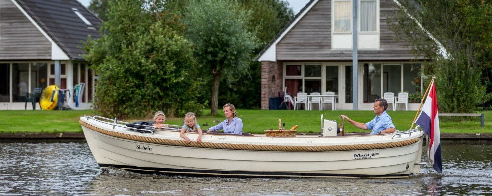 It Wiid - varende sloep met gezin voor huisje
