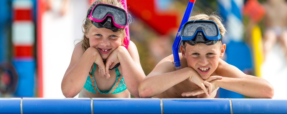 It Wiid - zwembadrand met kinderen poseren