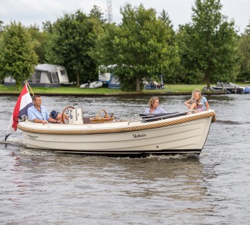 It Wiid - watersport met varende sloep met gezin