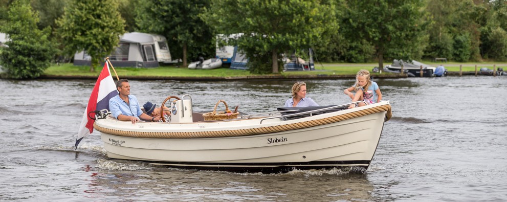 It Wiid - watersport met varende sloep met gezin