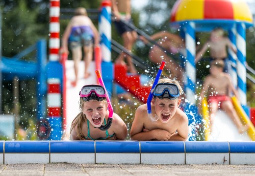 It Wiid - kinderen poseren op zwembadrand liggend