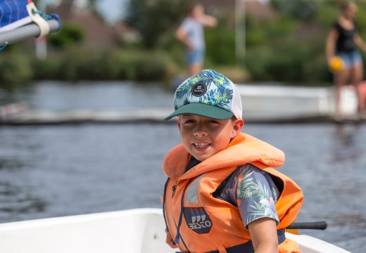 It Wiid - zeilen jongetje in optimist ingezoomd