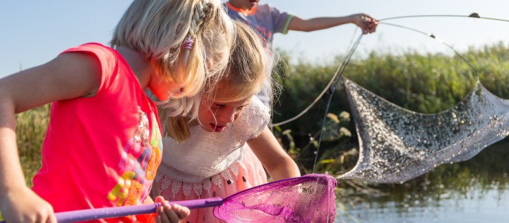 It Wiid - kinderen vissen in de natuur