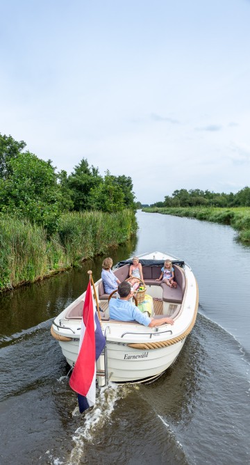 It Wiid - watersport varende sloep op vaart