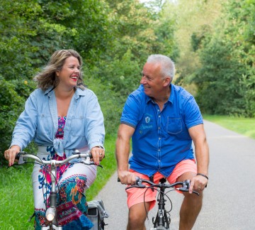 It Wiid - man en vrouw lachend op fiets