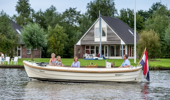 It Wiid - huisje op achtergrond met sloep