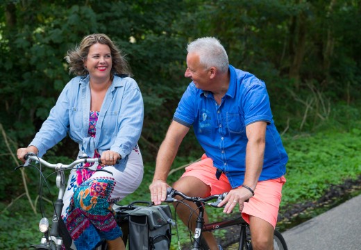 It Wiid - man en vrouw op fiets kijkend naar elkaar