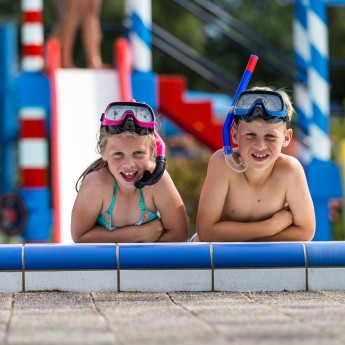 It Wiid - twee kinderen poseren op zwembad rand