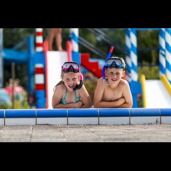It Wiid - twee kinderen poseren op zwembad rand