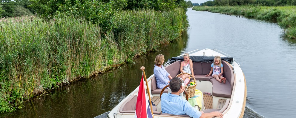 It Wiid - watersport varende sloep op vaart