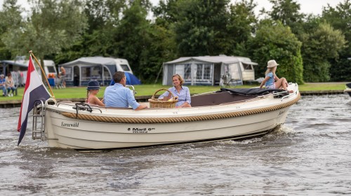 It Wiid - watersport varende sloep voor camping