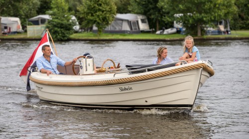 It Wiid - watersport gezin in sloep