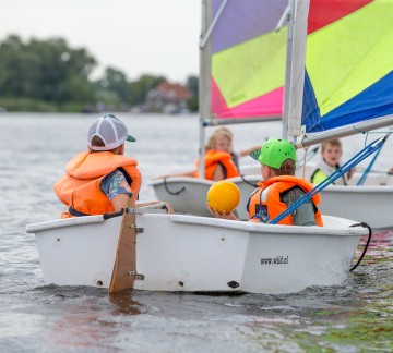 It Wiid - zeilen in optimist achterkant