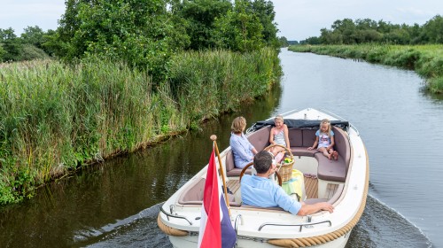 It Wiid - watersport varende sloep op vaart