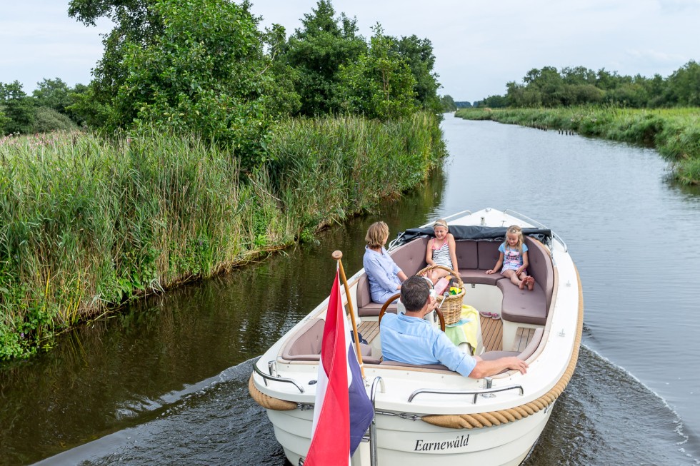 It Wiid - watersport varende sloep op vaart